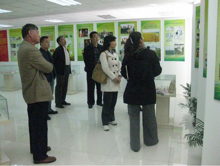 The leaders of the municipal seed management station came to guide the work.